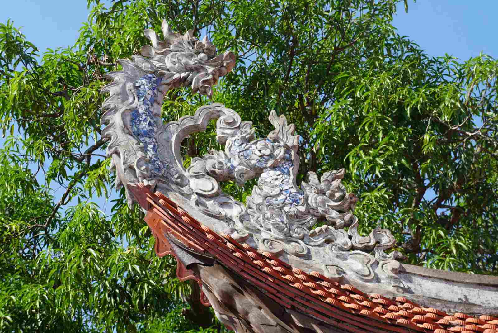 Kiến trúc, các mảng chạm khắc bên trong đình Đầu đều mang đặc trưng kiến trúc thời Nguyễn. Ảnh: Công Hòa
