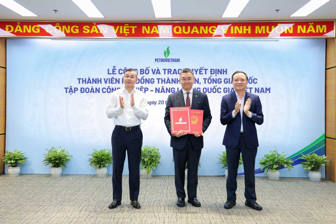 El Ministro de Finanzas Ngô Văn Tuấn (extremo izquierdo) y el Presidente del Consejo de Miembros de Petrovietnam Lê Ngọc Sơn entregan la decisión de nombrar al Sr. Lê Mạnh Cường para el cargo de Director General de Petrovietnam. Foto: Mạnh Chung