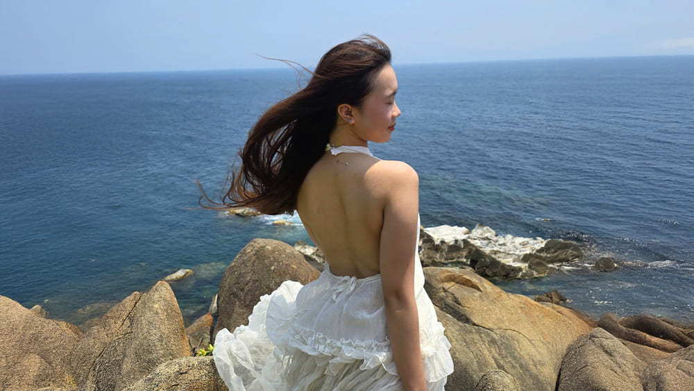 Taking pictures behind the back is one of the beautiful poses of women. Photo: Lan Chi