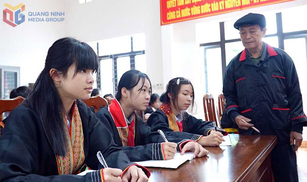 Ông Đặng Văn Châu (thôn Đồng Lá, xã Thống Nhất) truyền dạy chữ Nôm Dao cho thế hệ trẻ trong thôn, góp phần gìn giữ bản sắc văn hóa dân tộc. Ảnh: Cổng TTĐT Quảng Ninh