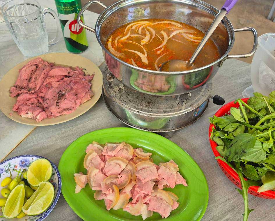 Bò nóng là món ăn du khách nào cũng thử khi đến Phú Quý.