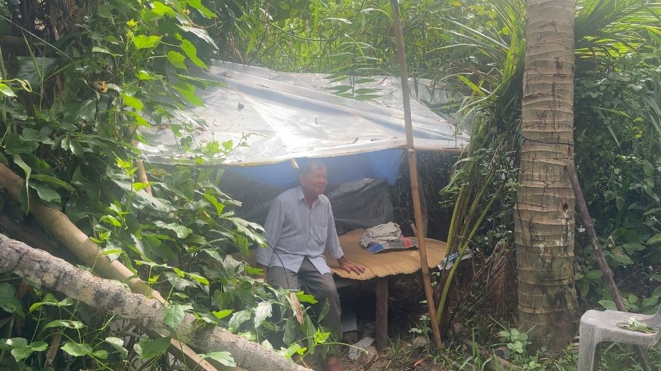 Ông Hai Chìa dựng nhiều lều nghỉ tạm xung quanh vườn chim để thuận tiện đi tuần bảo vệ chim hoang dã. Ảnh: Hoàng Lộc