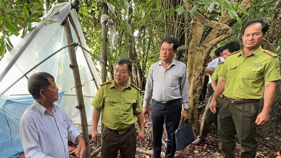 Vinh Long Provincial working delegation surveys the actual management and protection work at Hai Chia Bird Garden on May 20. Photo: Hoang Loc