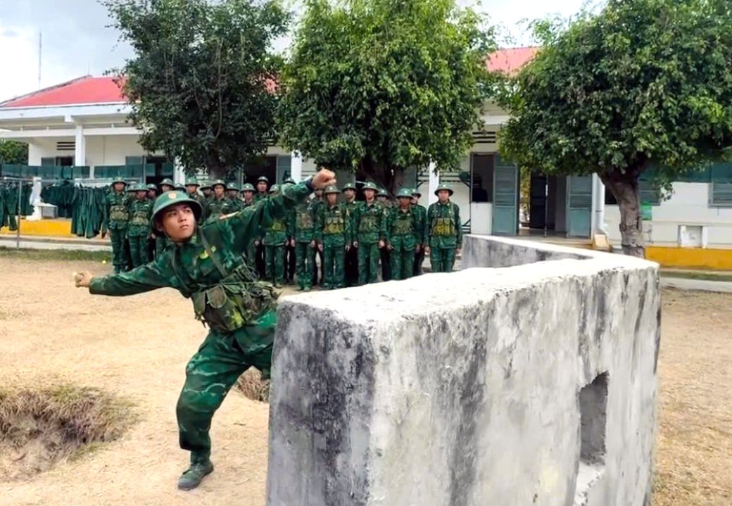 Thực hành ném lựu đạn. Ảnh: Hòa Bình