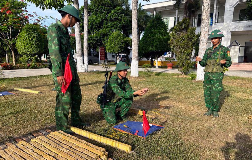 Chiến sĩ mới thực hành kiểm tra đánh thuốc nổ. Ảnh: Hòa Bình