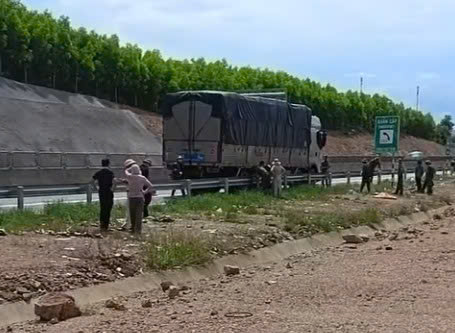 The man was found dead next to the truck. Photo: Thanh Phuc