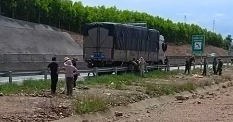 Phát hiện thi thể người đàn ông gần xe tải trên cao tốc