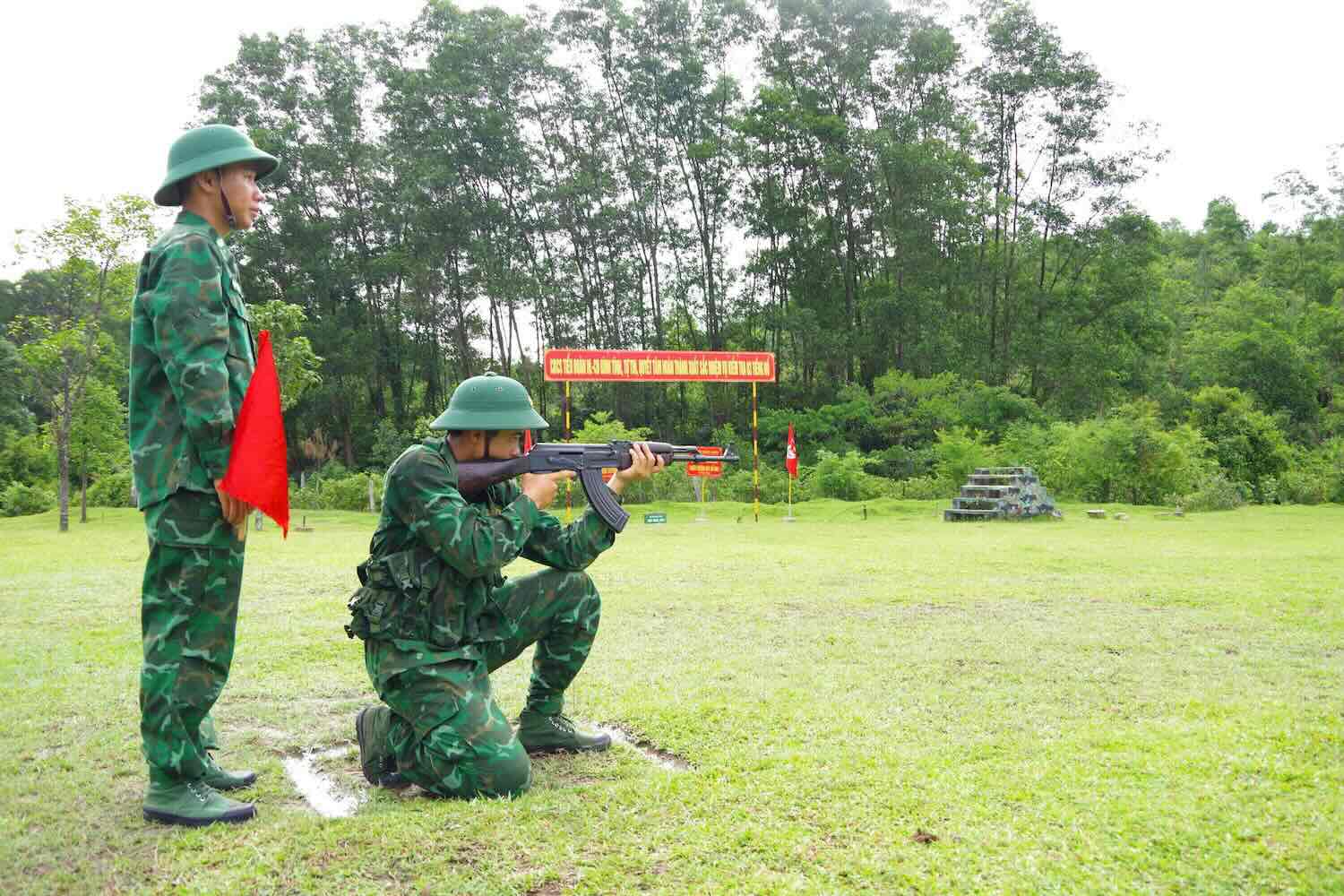 Border guard soldiers practice kneeling and firing. Photo: Vo Tien.