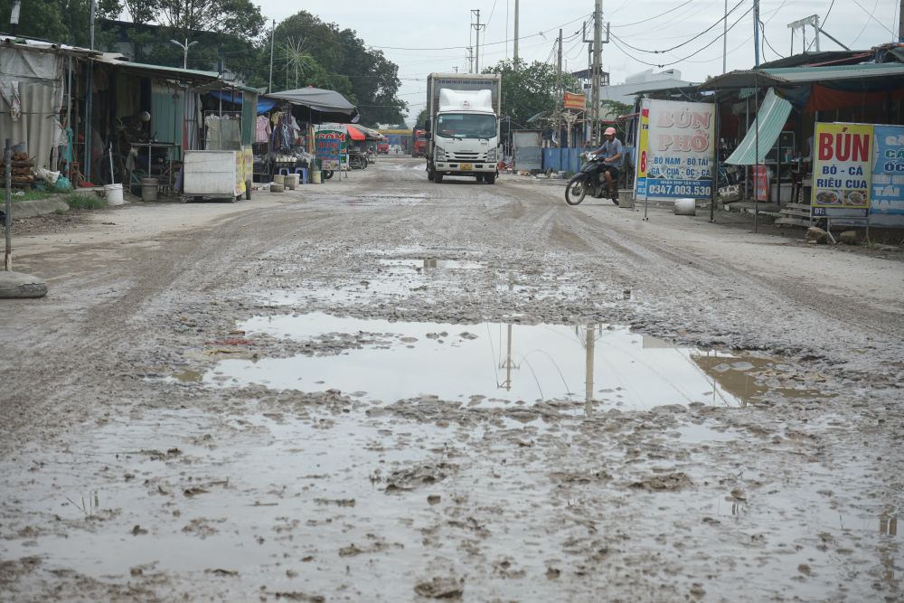 Close-up of dilapidated roads in industrial parks in Thanh Hoa. Photo: Quach Du
