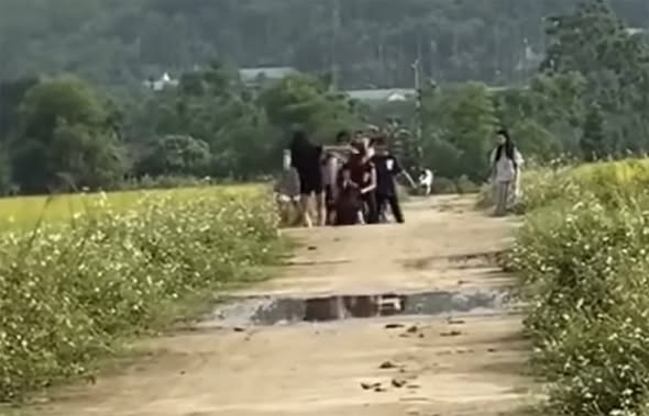 An 8th grade female student in Que Phong commune was invited by a group of friends to the field and then ganged up on. Photo: Ngoc Anh