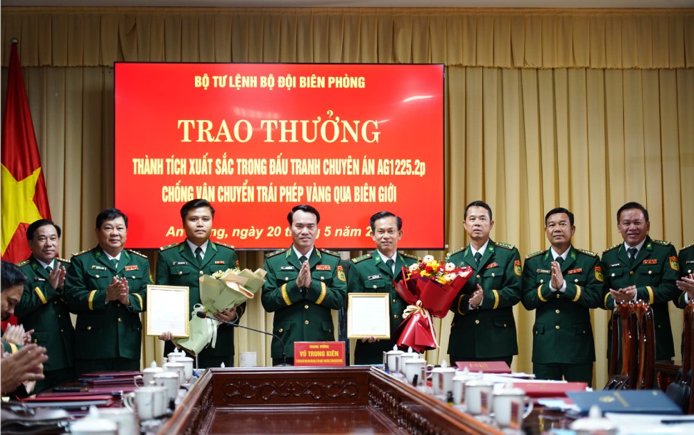 Lieutenant General Vu Trung Kien, Commander of the Border Guard Command, awarded prizes to collectives with outstanding achievements in the fight against the Special Project against illegal transportation of gold across borders. Photo: Tien Vinh