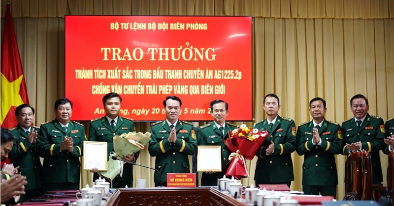 An Giang: Khen ngợi triệt phá đường dây vận chuyển 51kg vàng lậu
