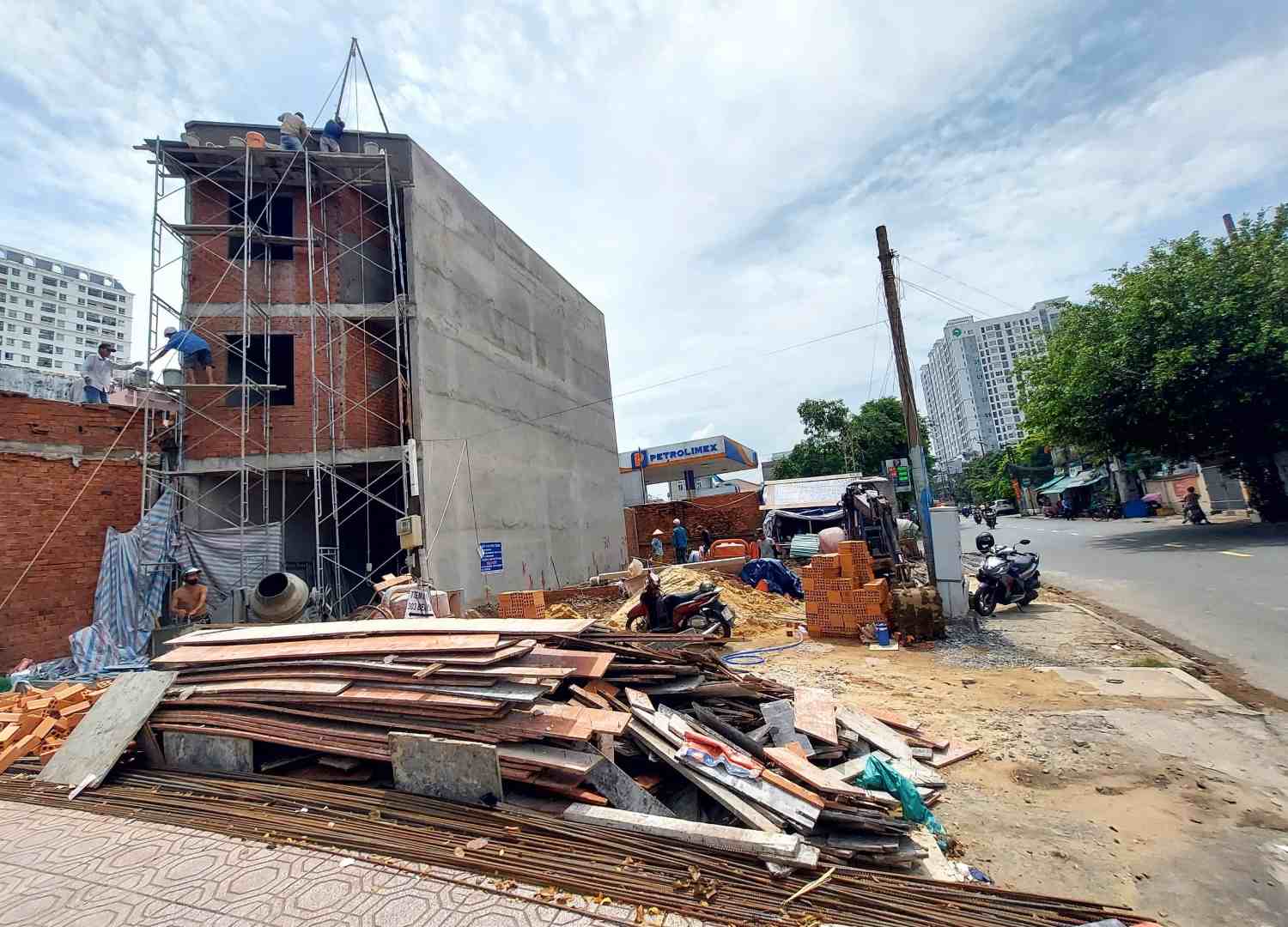 Many wards and communes in Ho Chi Minh City face difficulties in issuing construction permits for individual houses. Photo: Minh Quan