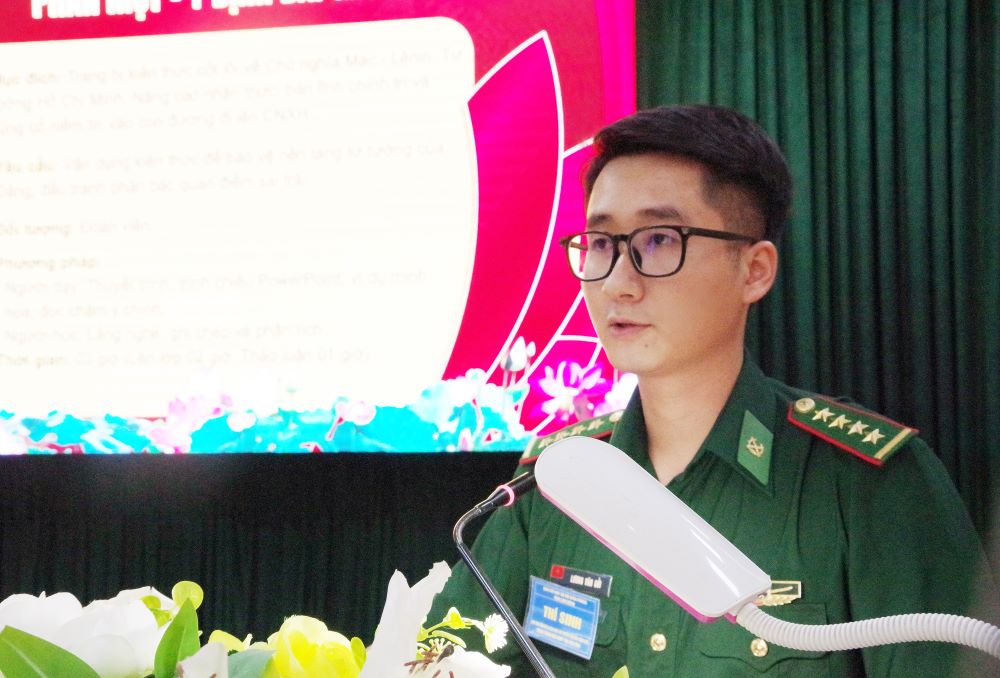 Đại úy Lương Văn Gửi, Phó Bí thư Chi đoàn Đồn BP Mũi Né thể hiện tốt phần thi cán bộ Đoàn giỏi. Ảnh: Văn Hoàn