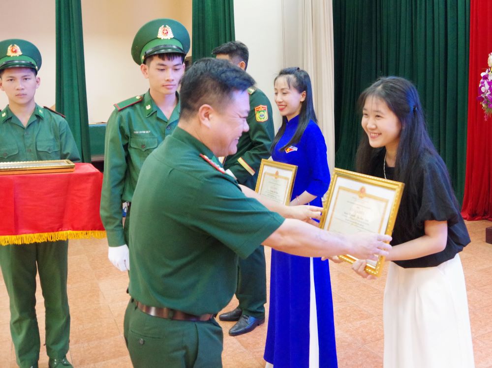 Ban Chỉ huy BĐBP tỉnh Lâm Đồng tặng Giấy khen cho các cá nhân đạt thành tích xuât sắc tại Hội thi. Ảnh: Văn Hoàn