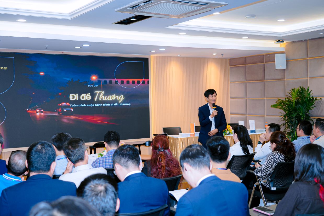 Kim Oanh Group's "Starting from the Heart" Fund launches the "Voluntary Knowledge" bookshelf. Photo: Provided by DN