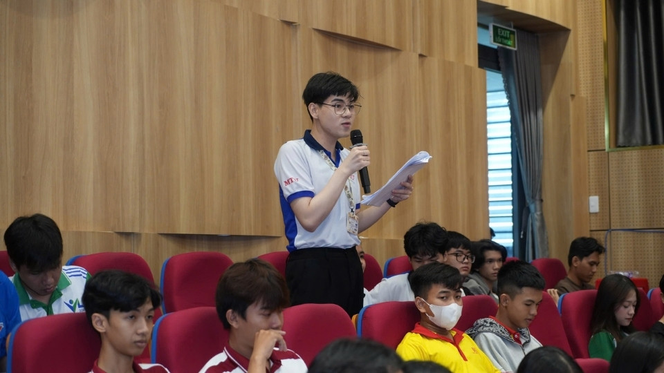 Sinh viên tham gia trao đổi, tìm hiểu các chính sách hỗ trợ khởi nghiệp đổi mới sáng tạo. Ảnh: Hoàng Lộc