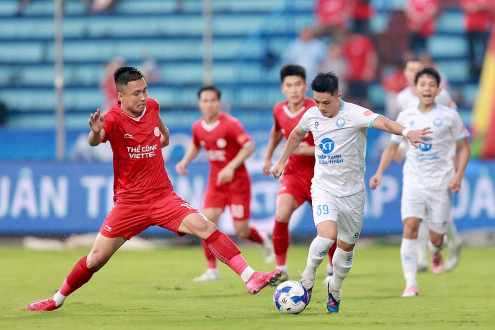 Player Dinh Viet Tu of The Cong Viettel team (left) fined 15 million VND and banned from playing for 3 matches. Photo: VPF