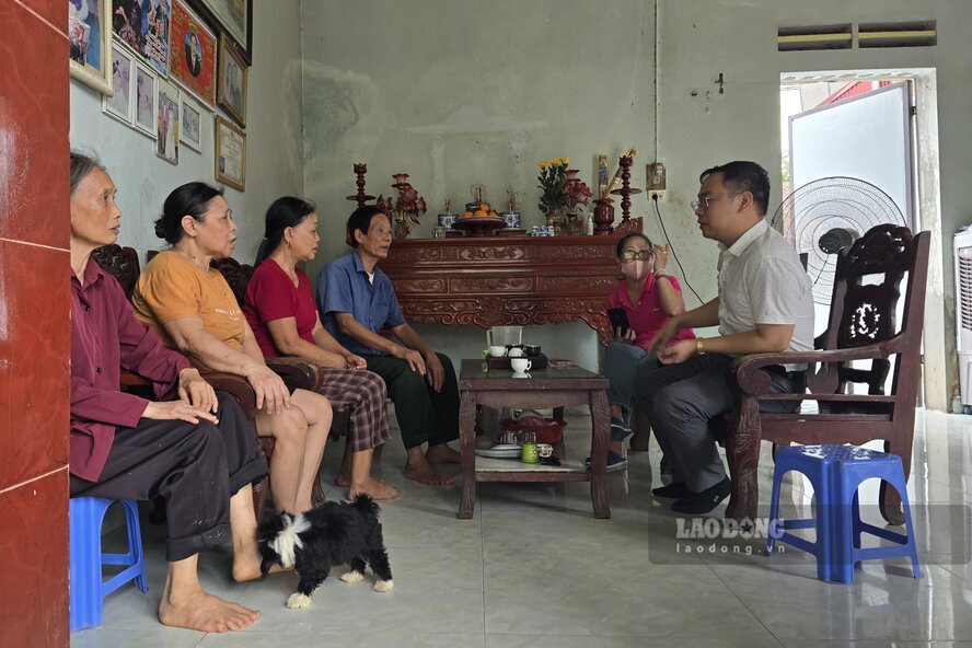 Người thân, hàng xóm và người dân đến chia sẻ với gia đình ông Thành. Ảnh: Tô Công