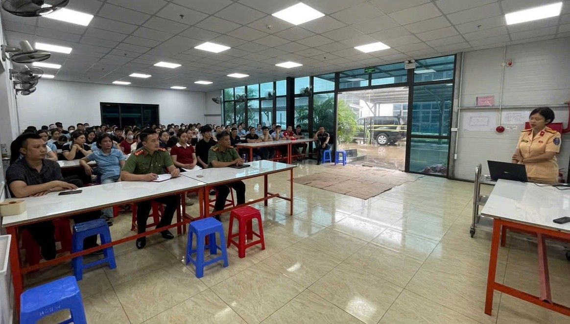 Legal propaganda session for more than 100 workers of HIO PRO Vietnam Company. Photo: Hai Phong Police