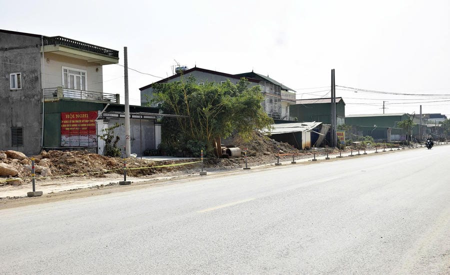 The project to renovate and expand National Highway 46 Vinh - Nam Dan section is behind schedule due to site clearance issues. Photo: Phan Quynh