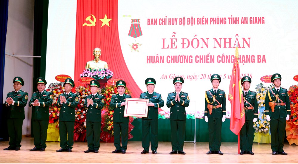 Authorized by the President, Lieutenant General Vu Trung Kien, Commander of the Border Guard, awarded the Third-class Military Exploit Medal to the collective of the An Giang Provincial Border Guard Command. Photo: Tien Vinh