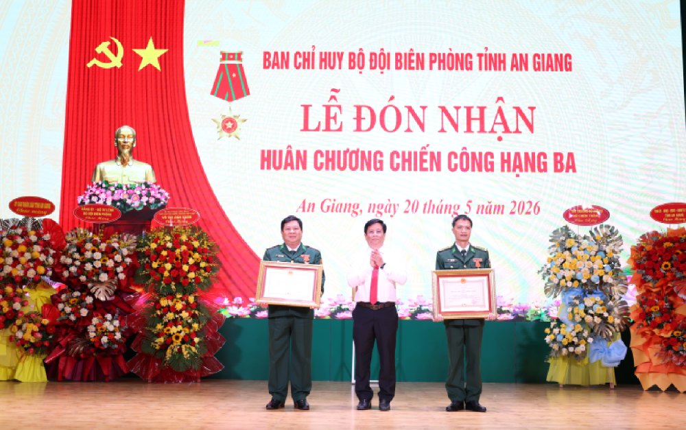 Thừa ủy quyền của Chủ tịch nước, Chủ tịch Ủy ban nhân dân tỉnh An Giang Hồ Văn Mừng trao Huân chương Chiến công hạng Ba cho 2 cá nhân. Ảnh: Tiến Vinh