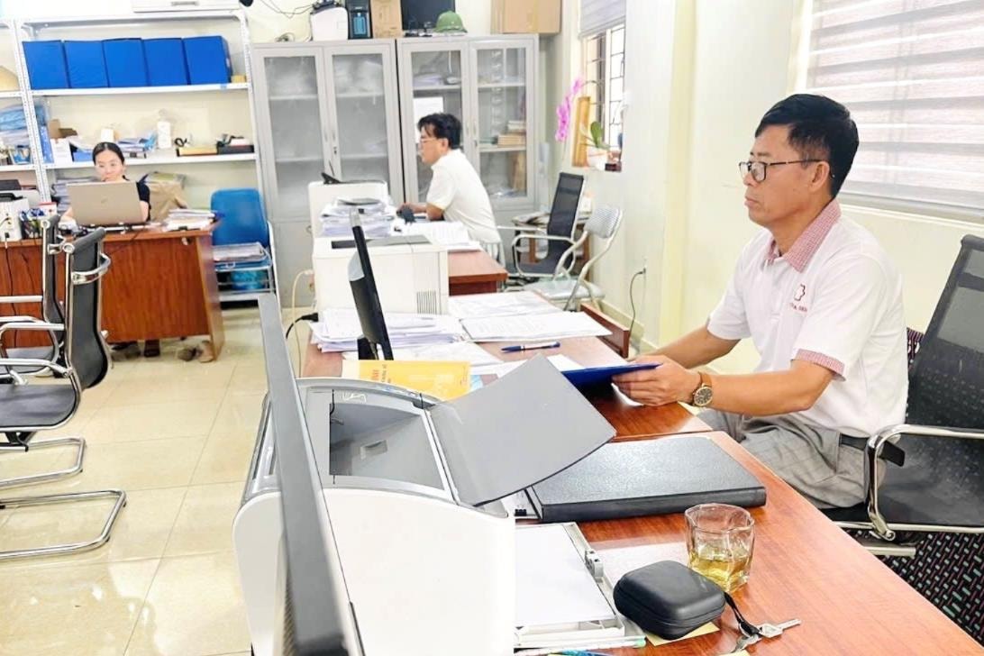 Người hoạt động không chuyên trách cấp xã ở phường Dương Kinh (Hải Phòng). Ảnh: Phong Tuyết