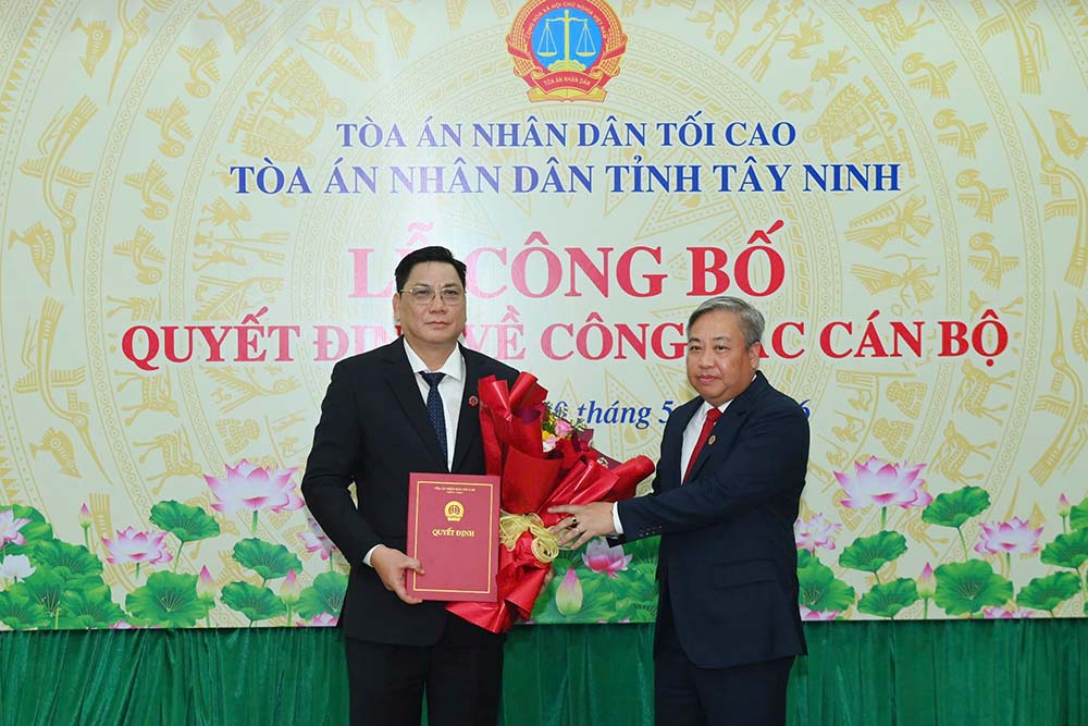 Le vice-président de la Cour populaire suprême Phạm Quốc Hưng remet la décision de nomination du président du Tribunal populaire provincial de Tây Ninh à M. Phùng Văn Hải. Photo: Kim Sáng
