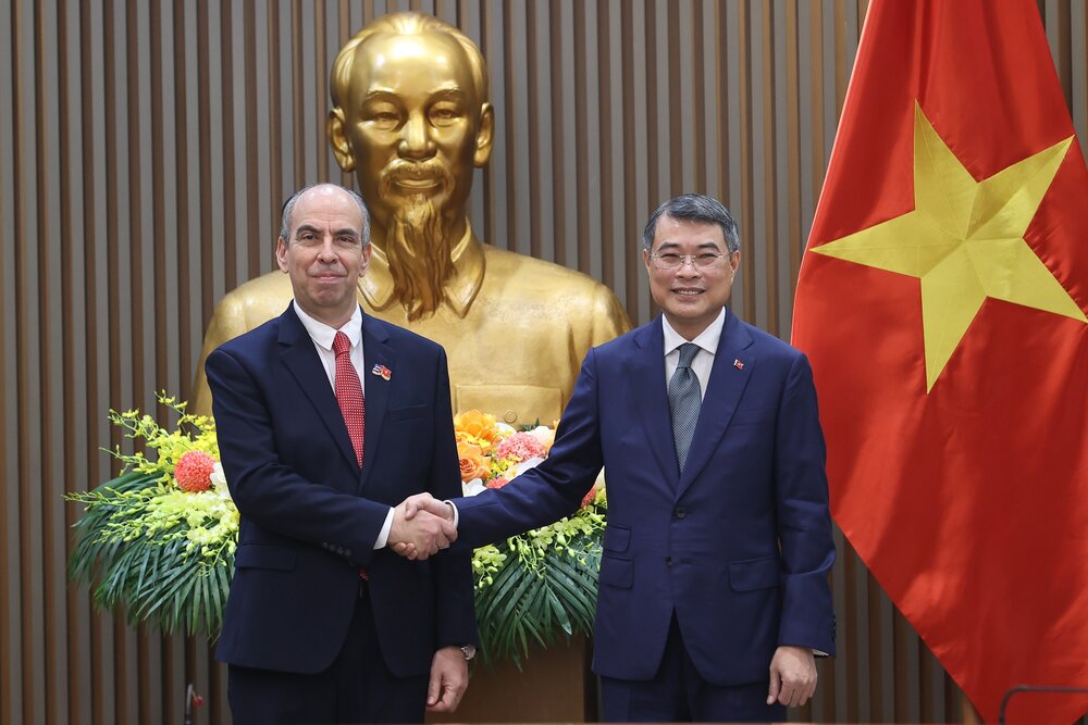 Politburo Member, Prime Minister Le Minh Hung receives Cuban Ambassador to Vietnam Rogelio Polanco Fuentes. Photo: VGP