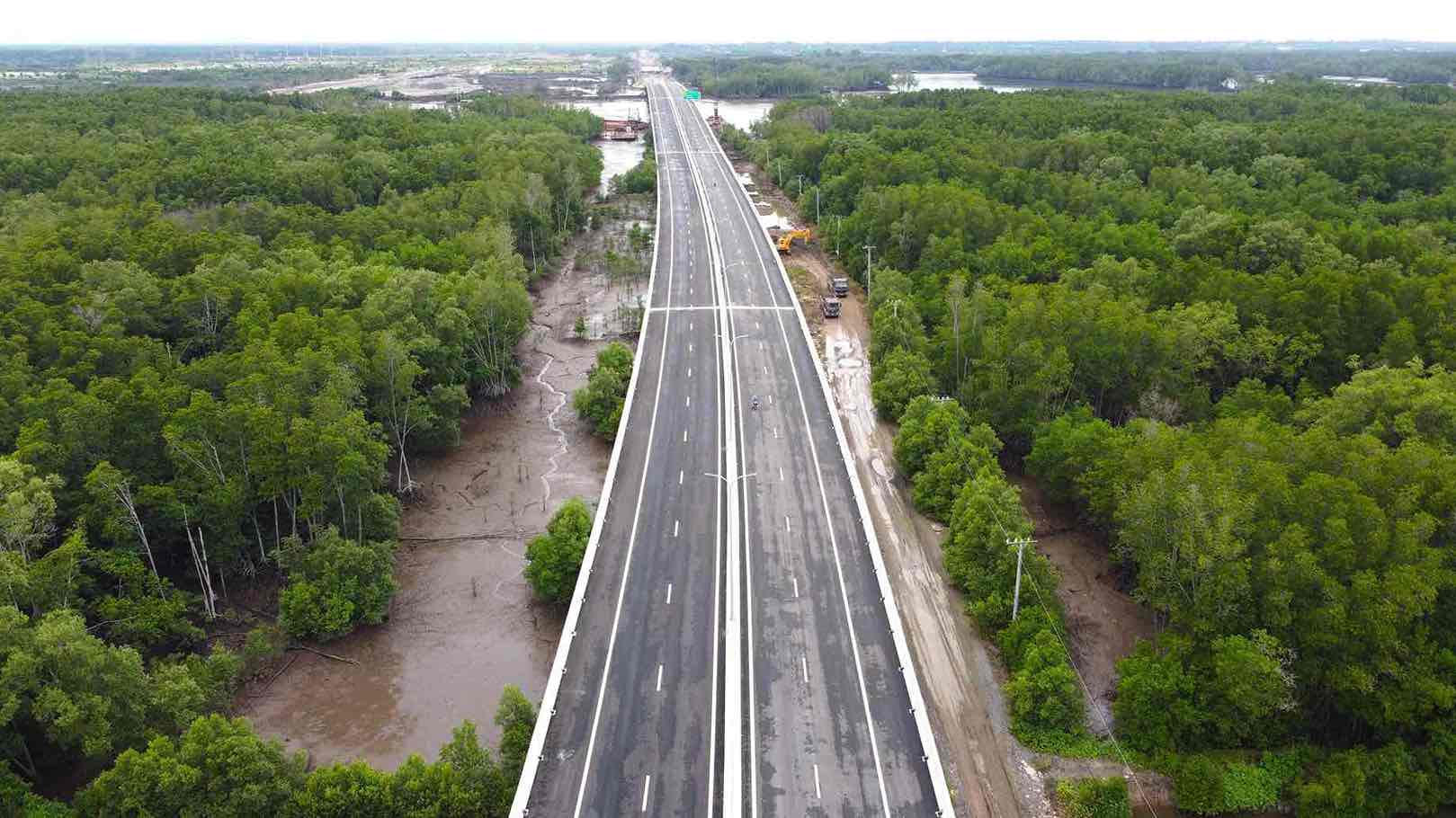 The Ben Luc - Long Thanh expressway passing through mangrove forests in Dong Nai has tourism exploitation potential. Photo: HAC
