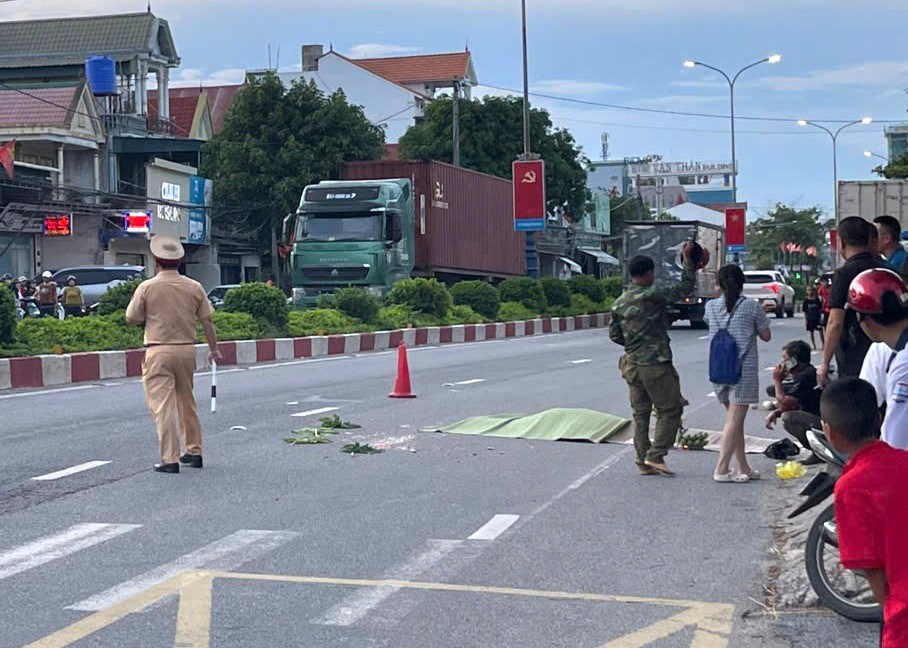 Scene of a traffic accident that killed one person in Dien Chau commune, Nghe An province. Photo: Ngoc Thuan