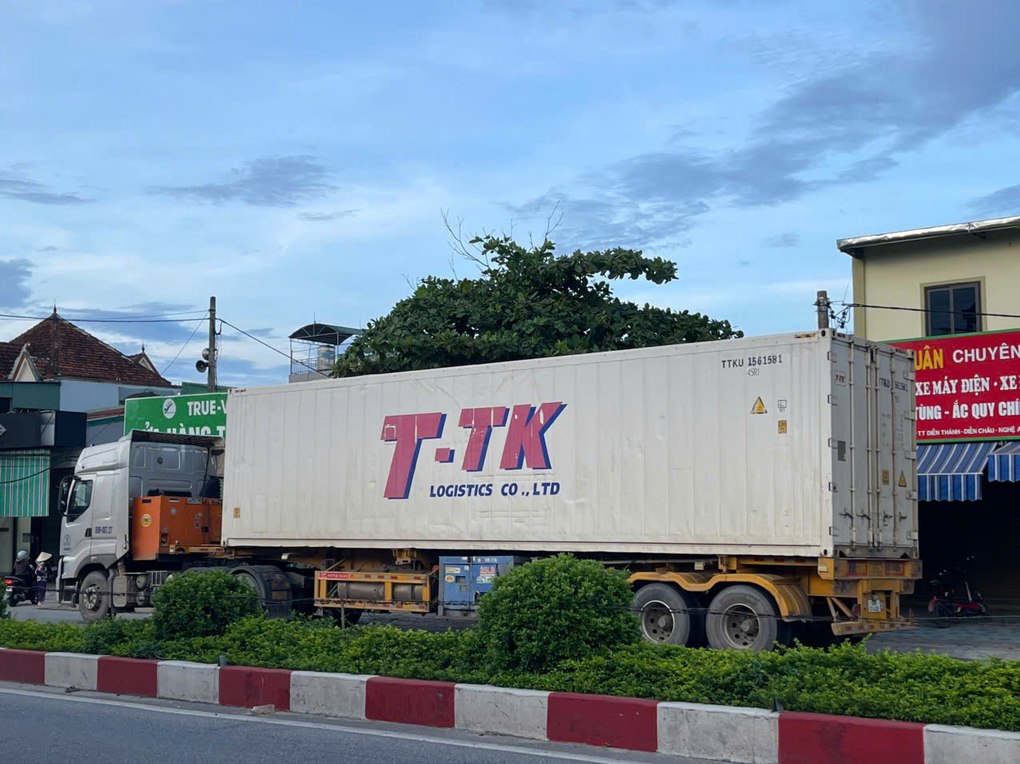 Đã nén ảnh xuống **149.669 bytes (~146 KB)**, sát mức 150 KB.  Tải ảnh tại đây: [xe_container_lien_quan_vu_tai_nan_duoi_150kb.jpg](sandbox:/mnt/data/xe_container_lien_quan_vu_tai_nan_duoi_150kb.jpg)  Chú thích ảnh nên vXe container liên quan vụ tai nạn giao thông. Ảnh: Ngọc Thuần 
