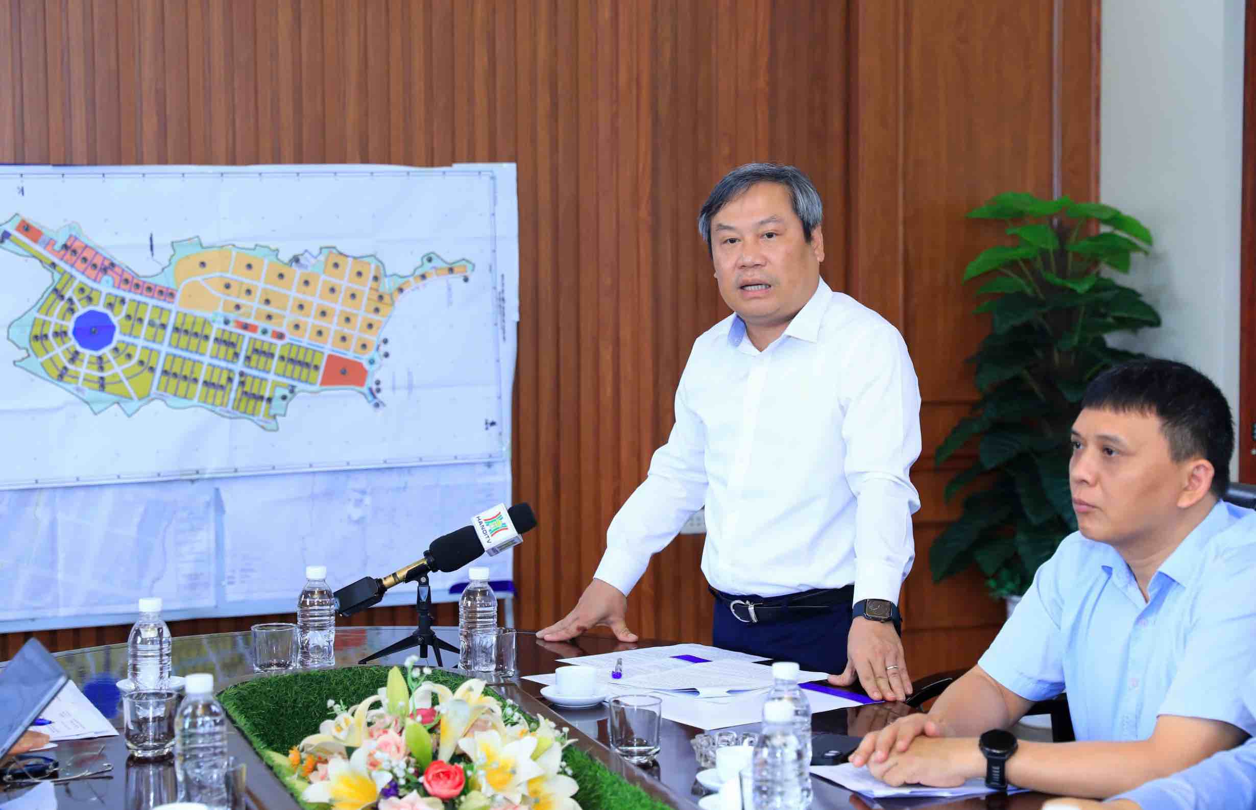 Chairman of Hanoi People's Committee Vu Dai Thang speaks at the working session. Photo: Pham Linh
