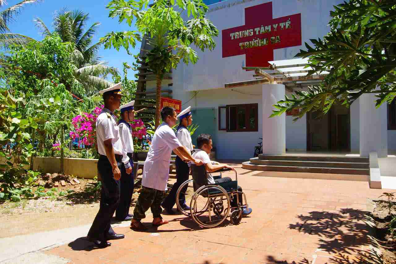 Cán bộ, bác sĩ tại Trung tâm y tế Trường Sa tiếp nhận và điều trị cho ngư dân gặp nạn. Ảnh: Minh Châu