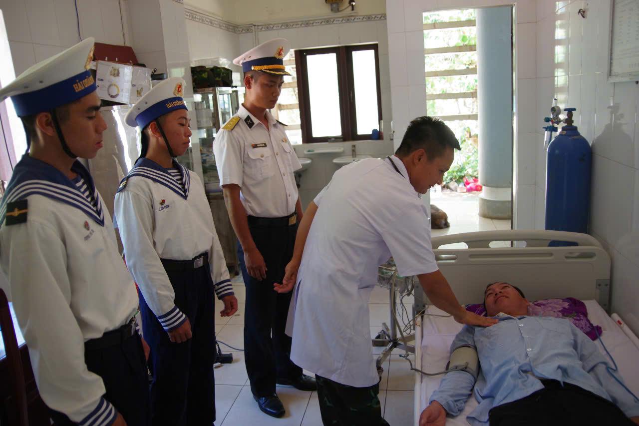 Truong Sa Medical Center receives and treats fishermen in distress while fishing at sea. Photo: Minh Chau
