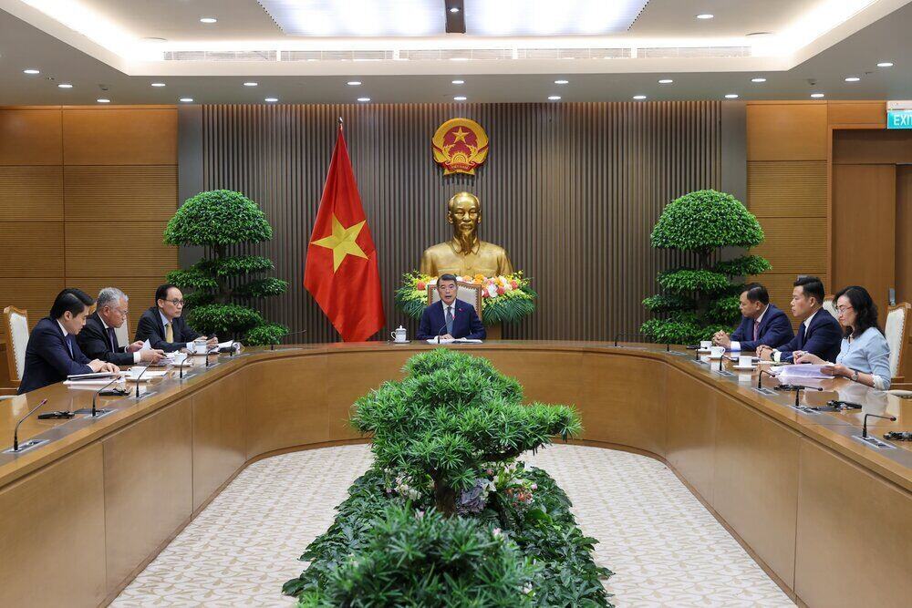Politburo Member, Prime Minister Le Minh Hung talks by phone with New Zealand Prime Minister Christopher Luxon. Photo: VGP