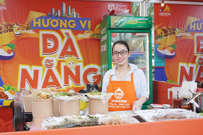 Hàng trăm món ăn ngon, hấp dẫn thu hút du khách quốc tế. Ảnh: Trần Thi