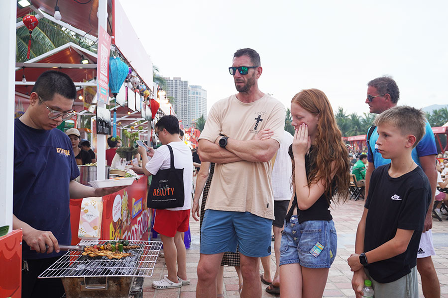 Du khách thưởng thức ẩm thực tại các gian hàng Da Nang Food Tour 2026. Ảnh: Trần Thi