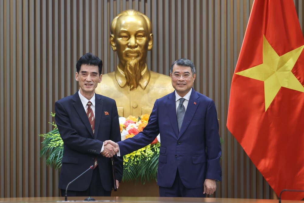 Politburo member, Prime Minister Le Minh Hung receives Ambassador Extraordinary and Plenipotentiary of the Democratic People's Republic of Korea to Vietnam Ri Sung Guk. Photo: VGP