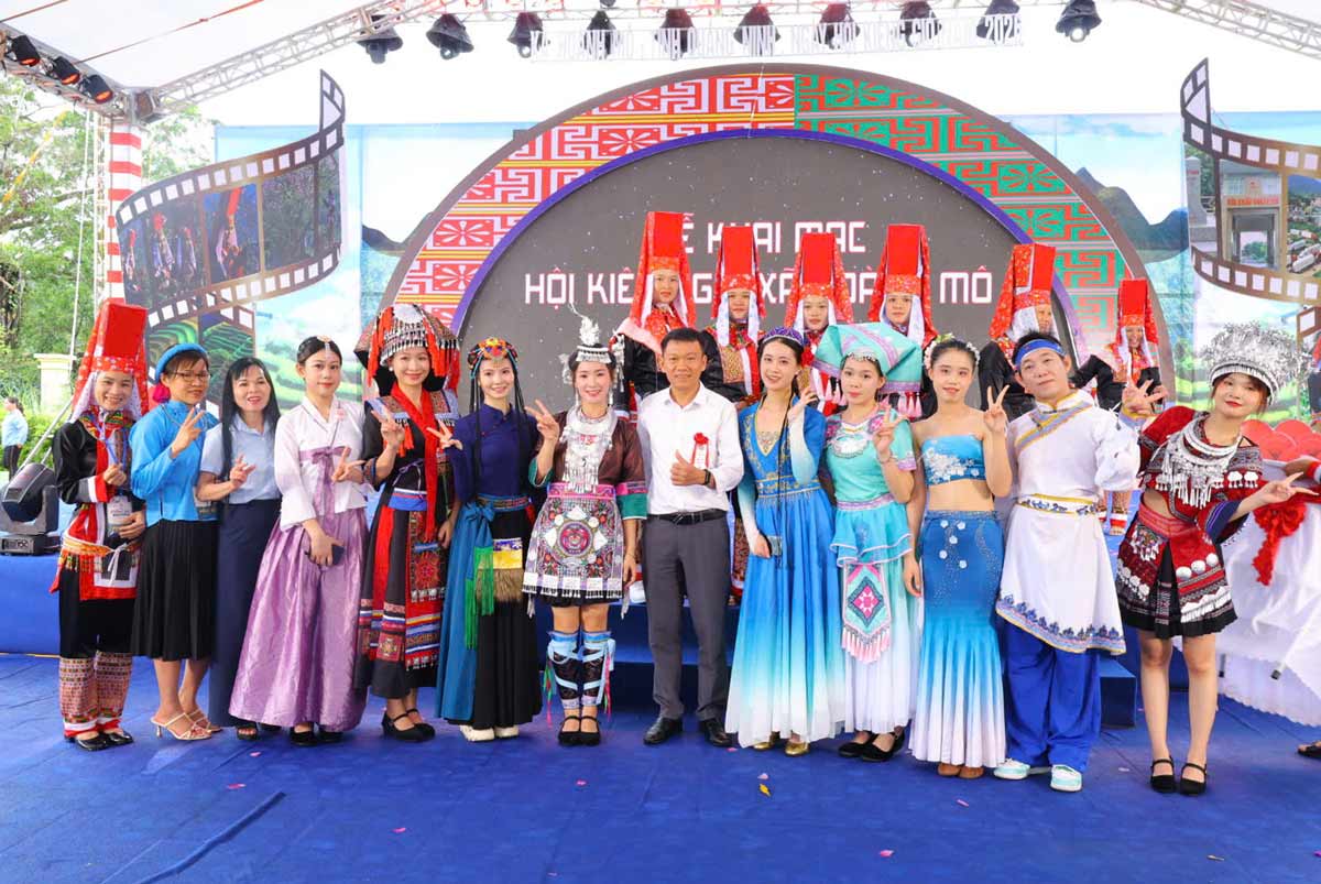 The Art program at the Kiêng Gió Festival has the participation of an art troupe from Phòng Thành Area (Phòng Thành Cảng city, Guangxi province, China). Photo: Đoàn Hưng