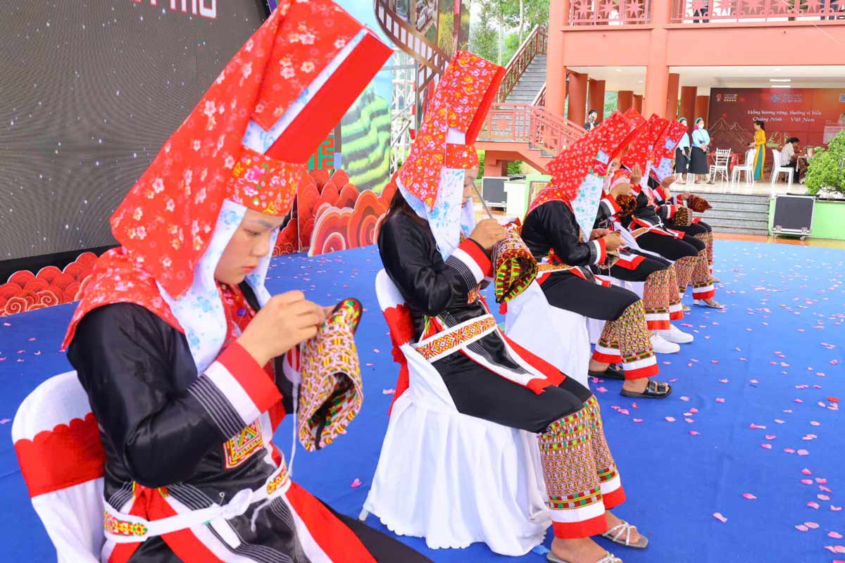Thi thêu họa tiết trên trang phục dân tộc. Ảnh: Đoàn Hưng