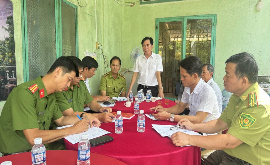 The working delegation exchanges information on coordination between sectors in wild bird conservation. Photo: Hoang Loc