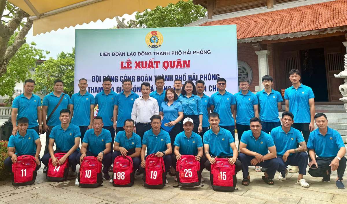 Representatives of the leadership of Hai Phong City Labor Federation encourage the team before departure to participate in the national civil servant football tournament. Photo: Mai Dung