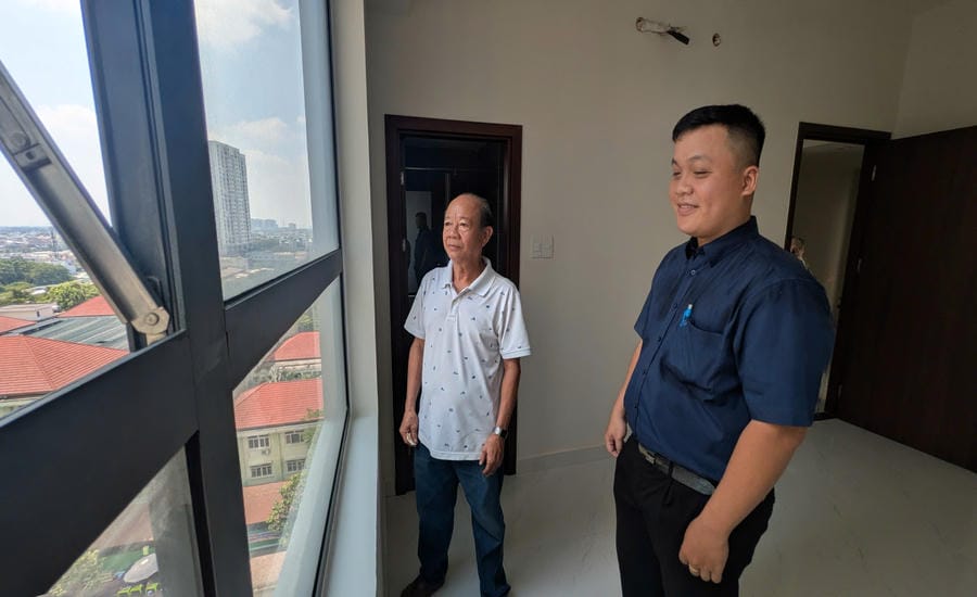 Mr. Nguyen Huu Su (left, 60 years old, residing in Chanh Hung ward, Ho Chi Minh City) hopes that the Doi canal will be renovated to be clean and beautiful in the future. Photo: Anh Tu