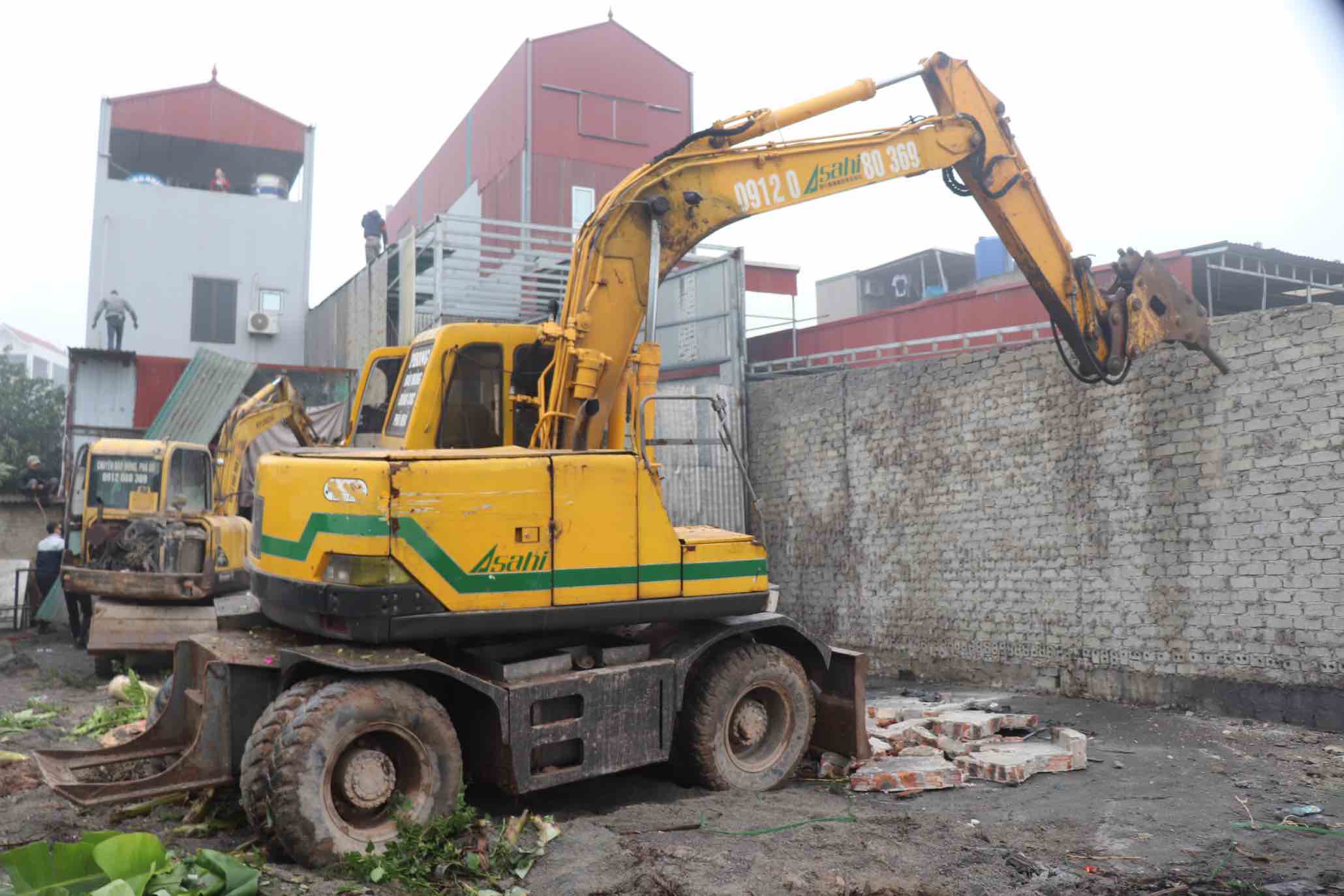 UBND TP Hà Nội lấy ý kiến về chủ tịch xã được yêu cầu cắt điện, nước công trình không chấp hành việc di dời. Ảnh: Minh Lộc