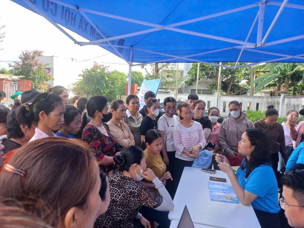 Dien Ban Ward Trade Union has coordinated with Social Insurance to propagate, dialogue and provide legal advice on social insurance and health insurance policies for union members and employees at the grassroots Trade Union of Woochang Vietnam Co., Ltd. Photo: Dien Ban Trade Union