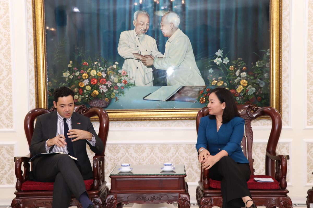 Bà Trương Thị Bích Hạnh, Ủy viên Ban Thường vụ Thành ủy, Phó Chủ tịch Thường trực Ủy ban MTTQ Việt Nam TPHCM đã có buổi tiếp ngài Etienne Ranaivoson, Tổng Lãnh sự Pháp tại TPHCM đến chào xã giao nhân dịp nhận nhiệm vụ mới. Ảnh: MTTQ TPHCM