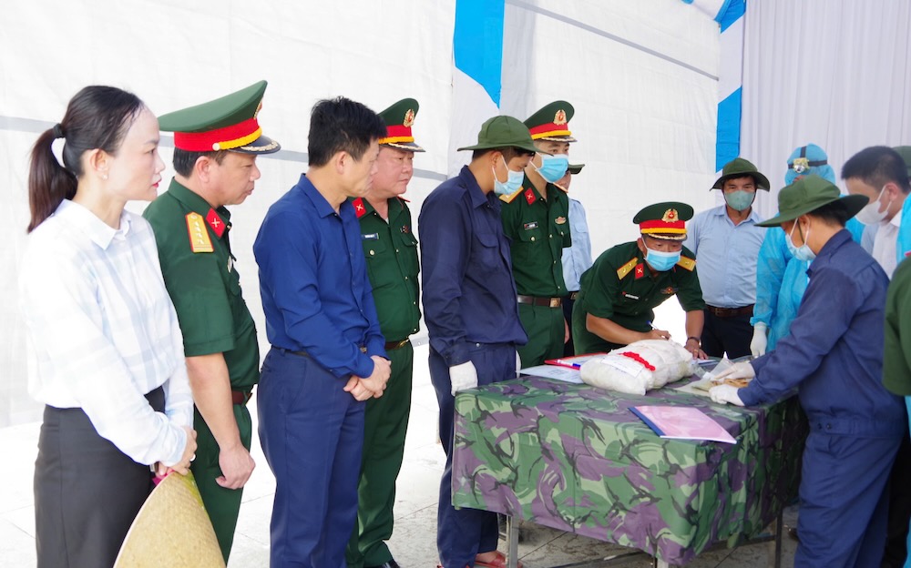 Professional forces take biological samples of martyrs' remains. Photo: Xuan Dien