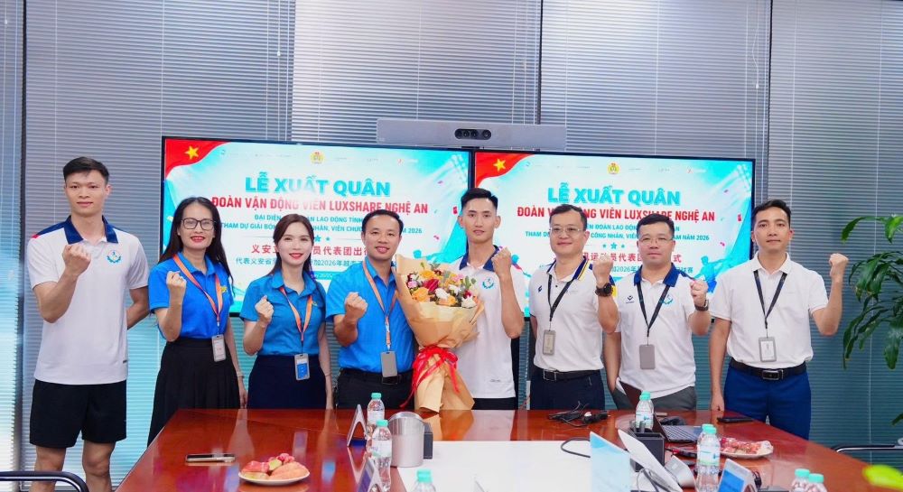 Nghe An Provincial Labor Federation encourages and presents flowers to encourage the Nghe An Trade Union football team before participating in the 2026 Vietnam Workers and Civil Servants Football Tournament